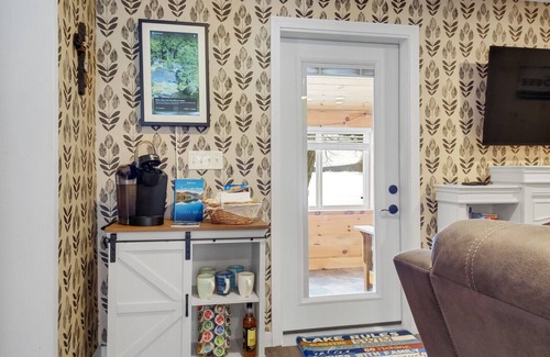 Weeks Mills House | Unwind at Lakefront Trifecta with Hot Tub & Spa Treats