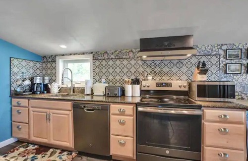 Weeks Mills House | Unwind at Lakefront Trifecta with Hot Tub & Spa Treats
