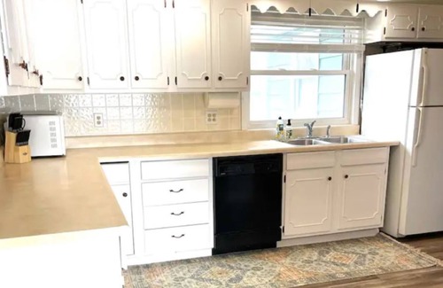 Saint Johns House | Scenic Lakefront Retreat at Long Island Lookout