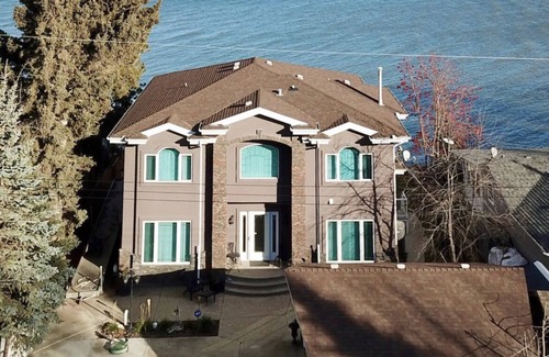 Westerose House | Exclusive Lakefront Villa on Grandview Beach: Miami Vice