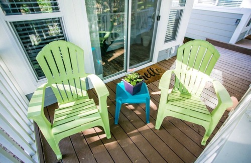 Steele Creek Cabin | Charming Lakefront Water Studio Cabin with Breakfast Included