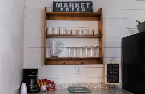 Mead House | Lakefront White House: Family-Friendly 4-Star Retreat