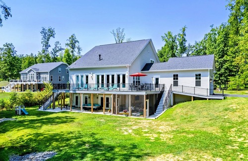 Mineral House | Beautiful Lakefront Retreat with Beach, Views & Wifi