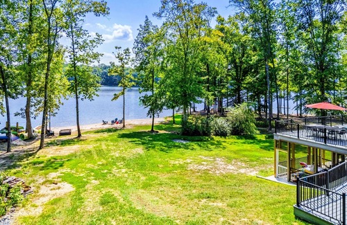 Mineral House | Beautiful Lakefront Retreat with Beach, Views & Wifi