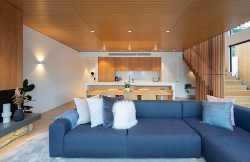 Queenstown Villa | Cozy Lakehouse 2 with Free Parking & Fireplace Access