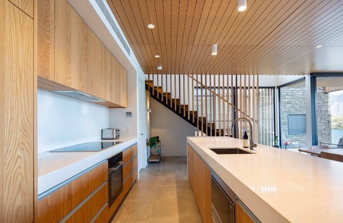 Queenstown Villa | Cozy Lakehouse 2 with Free Parking & Fireplace Access