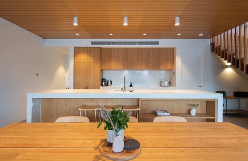 Queenstown Villa | Cozy Lakehouse 2 with Free Parking & Fireplace Access