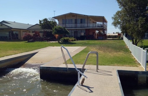 Mulwala House | Lakehouse At Mulwala: Private Boat Ramp & Scenic Views