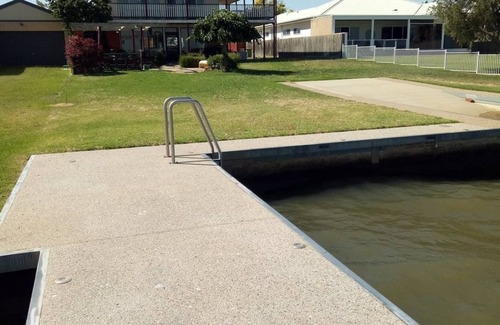 Mulwala House | Lakehouse At Mulwala: Private Boat Ramp & Scenic Views