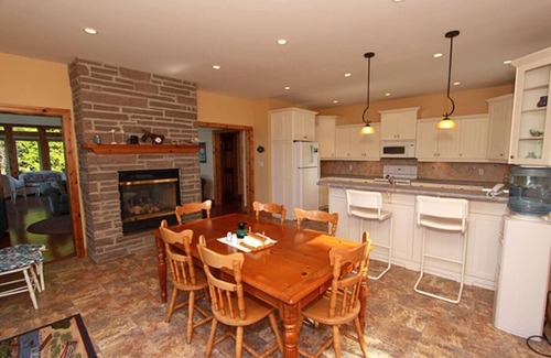South Bruce Peninsula Cottage | Scenic Lakehouse in Oliphant with Spa and Hot Tub