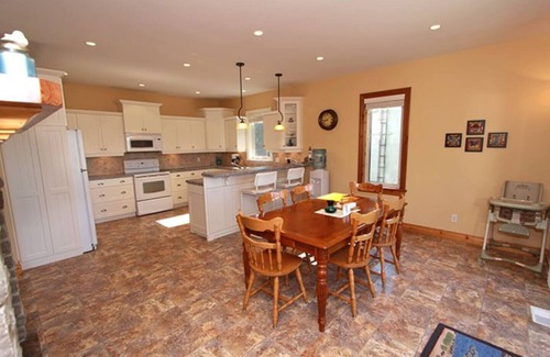 South Bruce Peninsula Cottage | Scenic Lakehouse in Oliphant with Spa and Hot Tub
