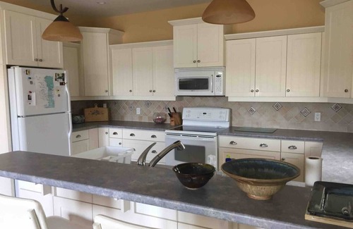 South Bruce Peninsula Cottage | Scenic Lakehouse in Oliphant with Spa and Hot Tub
