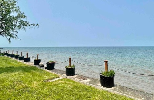Town of Somerset Apartment | Serene Lakehouse Retreat Near Niagara Falls on Lake Ontario