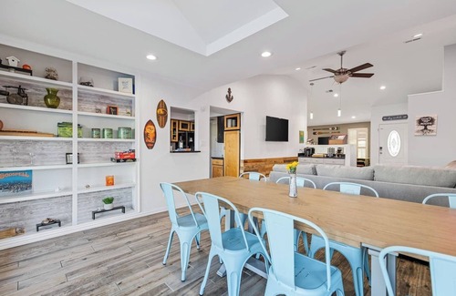 Garland House | Relaxing Lakehouse with Pool, Spa & Game Room Escape