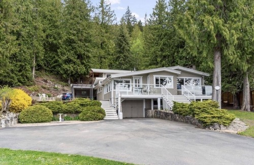 Blind Bay House | Idyllic Lakehouse Retreat with Private Beach and Pool