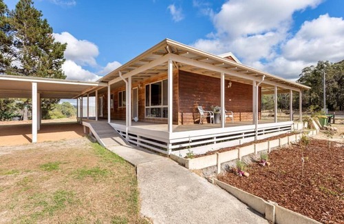 Allanson Cottage | Secluded Lakehouse with Private Access and Ocean Views