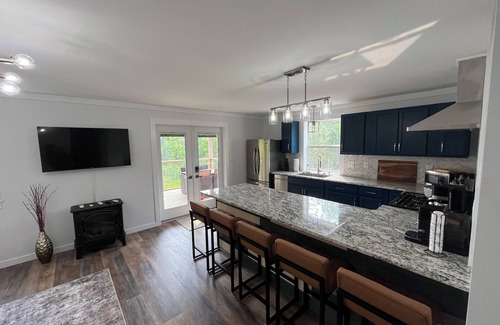 Alpena House | LakeLife, 4Q Bed, Wooded/Private, Kayaks, SpaShower, Luxe, Firepit, 2ndStoryDeck