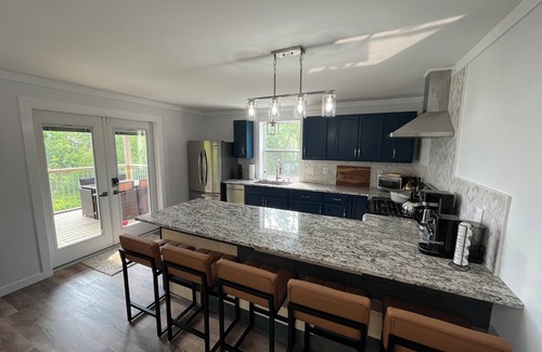Alpena House | LakeLife, 4Q Bed, Wooded/Private, Kayaks, SpaShower, Luxe, Firepit, 2ndStoryDeck