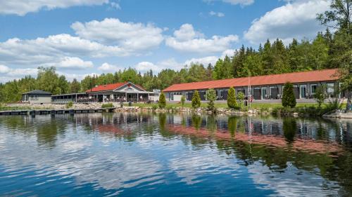 Karlskoga Hotel | Pet-Friendly Lakelodge with Private Beach & Ocean View
