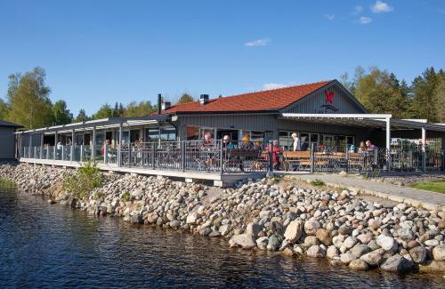 Karlskoga Hotel | Pet-Friendly Lakelodge with Private Beach & Ocean View