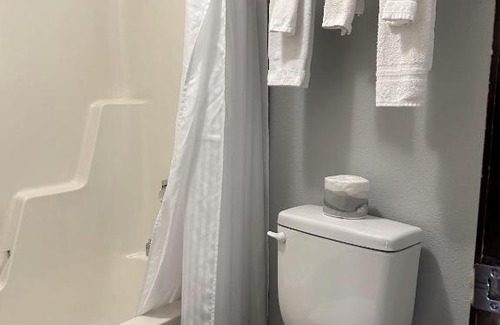 Warsaw Hotel | Pet-Friendly Lakes Inn: Poolside Bliss and Ocean Views