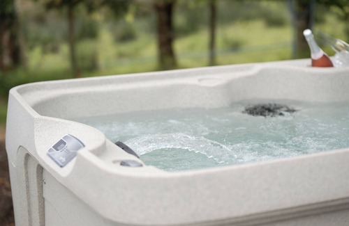 Enniskillen House | Relaxing Lakescape Lodges with Hot Tub and Kitchen Amenities