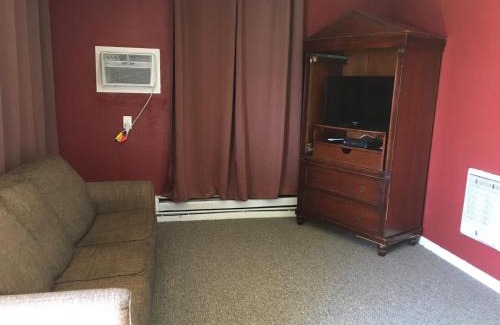 Moses Lake Hotel | Explore Lakeshore Inn: Oceanfront, Pet-Friendly Retreat