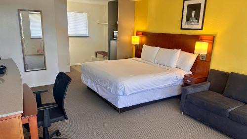 Moses Lake Hotel | Explore Lakeshore Inn: Oceanfront, Pet-Friendly Retreat