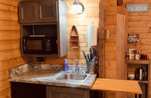 Hayward Cabin | Idyllic Lakeshore Lily Pad - Cozy Cabin with Lake Views