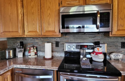 Abingdon Cabin | Pet-Friendly Lakeshore Retreat with Lake View and Breakfast