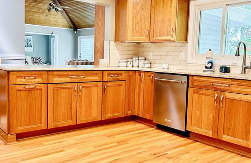 Livingston House | Lakefront Retreat: Outdoor Fun, Fire Pit & Family-Friendly