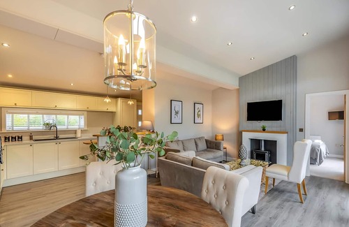 Woodhall Spa Ski Chalet | Spacious 2-Bedroom Getaway in Woodhall Spa with Hot Tub