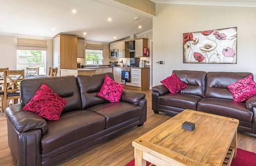 Woodhall Spa Ski Chalet | Spacious 3-Bedroom Escape in Woodhall Spa with Hot Tub