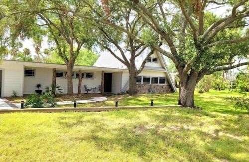 Los Fresnos House | Inviting Lakeside A-Frame with Deck & Spa Near South Padre