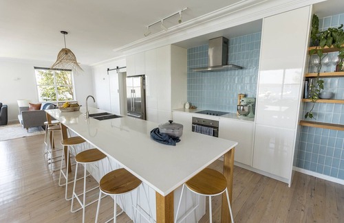 Toronto House | Family-Friendly Lakeside Retreat with Breakfast & Kitchen
