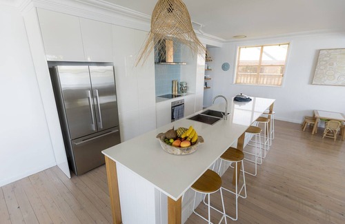 Toronto House | Family-Friendly Lakeside Retreat with Breakfast & Kitchen