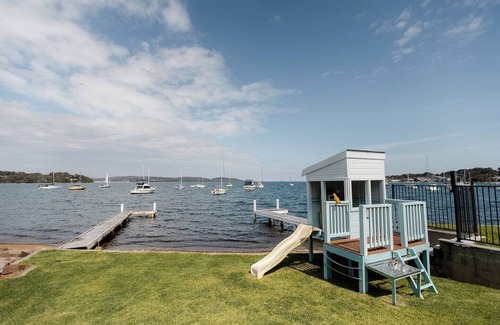Toronto House | Family-Friendly Lakeside Retreat with Breakfast & Kitchen