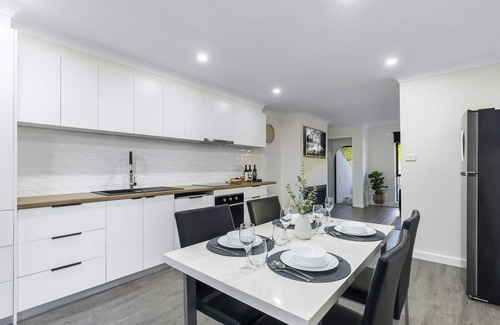 Mulwala Apartment | Idyllic Lakeside Apartment with Kitchen & Breakfast Included