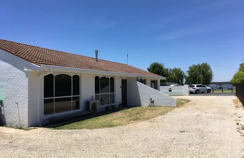 Mulwala Apartment | Idyllic Lakeside Apartment with Kitchen & Breakfast Included