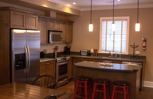 Seguin House | Experience Lakeside at Rocky Crest: Pet-Friendly Retreat