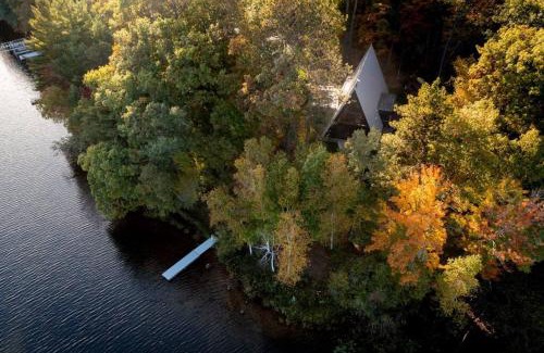 Oakwood House | Relaxing Lakeside Barn Retreat for Families at Lake Noire