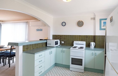 Forster Apartment | Serene Lakeside Retreat with Ocean Views & Family Amenities