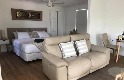 Marks Point Bed & Breakfast | Charming Lakeside Bungalow with Ocean View & Breakfast