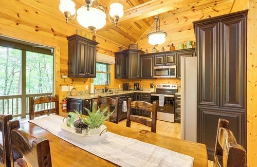 Walnut Mountain Cabin | Relaxing Lakeside Cabin in Ellijay with Game Room & Dock