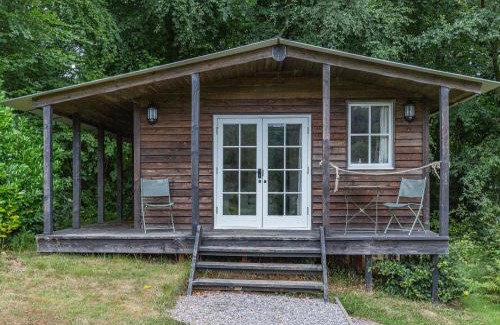 Honiton House | Budget-Friendly Lakeside Cabin with Family Amenities