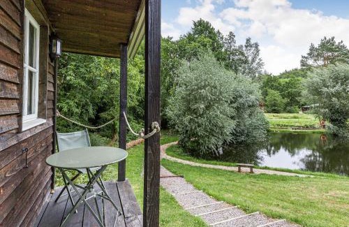 Honiton House | Budget-Friendly Lakeside Cabin with Family Amenities