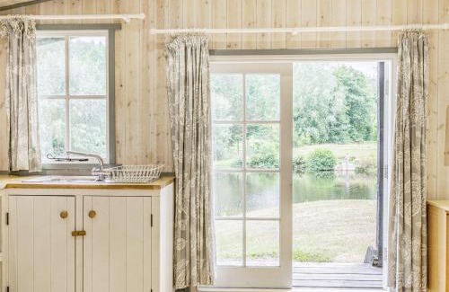 Honiton House | Budget-Friendly Lakeside Cabin with Family Amenities