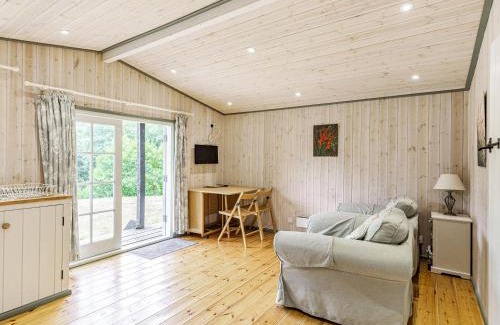 Honiton House | Budget-Friendly Lakeside Cabin with Family Amenities