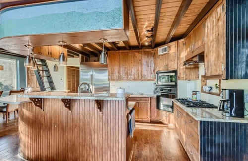 Jonestown House | Relaxing Lakeside Cabin with Patio and Treehouse Retreat
