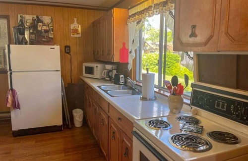 Port McNicoll Cabin | Scenic Lakeside Retreat: Steps from the Beach & Spa